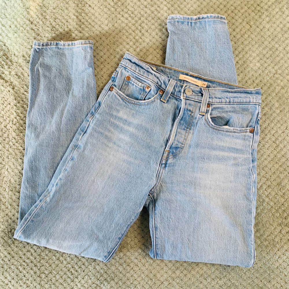 LEVI'S quality denim light wash wedgie straight womens jeans 24 button fly
